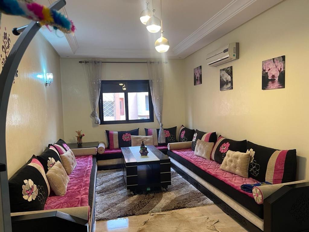 Magnifique Appartement Spacieux Confort Propre Familial 2 Chambres Salon Et Salle A Manger A 20Mn A Pied De Place Jemaa El Fina 4 Piscines Dans Espace De Golf A 12 Mn En Voitures L Entree Est Gratuit Pour La Clientele Ouvert Entre 10H Et 20H Marakéš Exteriér fotografie