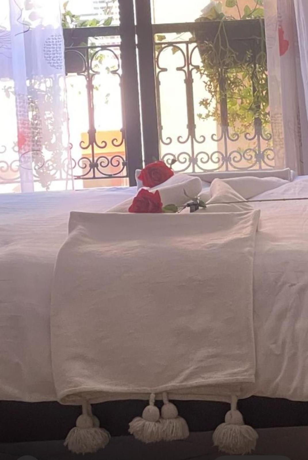 Magnifique Appartement Spacieux Confort Propre Familial 2 Chambres Salon Et Salle A Manger A 20Mn A Pied De Place Jemaa El Fina 4 Piscines Dans Espace De Golf A 12 Mn En Voitures L Entree Est Gratuit Pour La Clientele Ouvert Entre 10H Et 20H Marakéš Exteriér fotografie