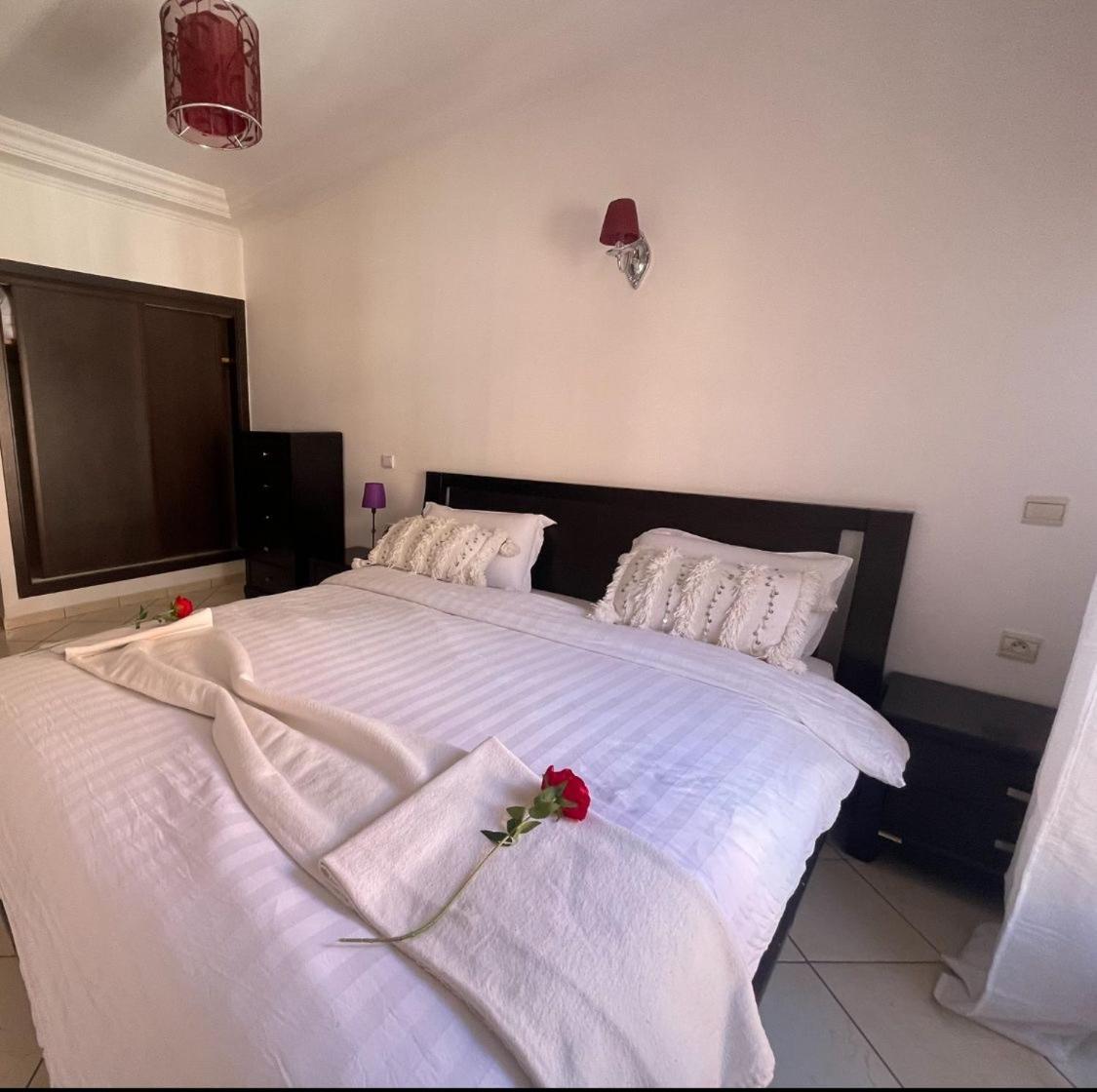 Magnifique Appartement Spacieux Confort Propre Familial 2 Chambres Salon Et Salle A Manger A 20Mn A Pied De Place Jemaa El Fina 4 Piscines Dans Espace De Golf A 12 Mn En Voitures L Entree Est Gratuit Pour La Clientele Ouvert Entre 10H Et 20H Marakéš Exteriér fotografie